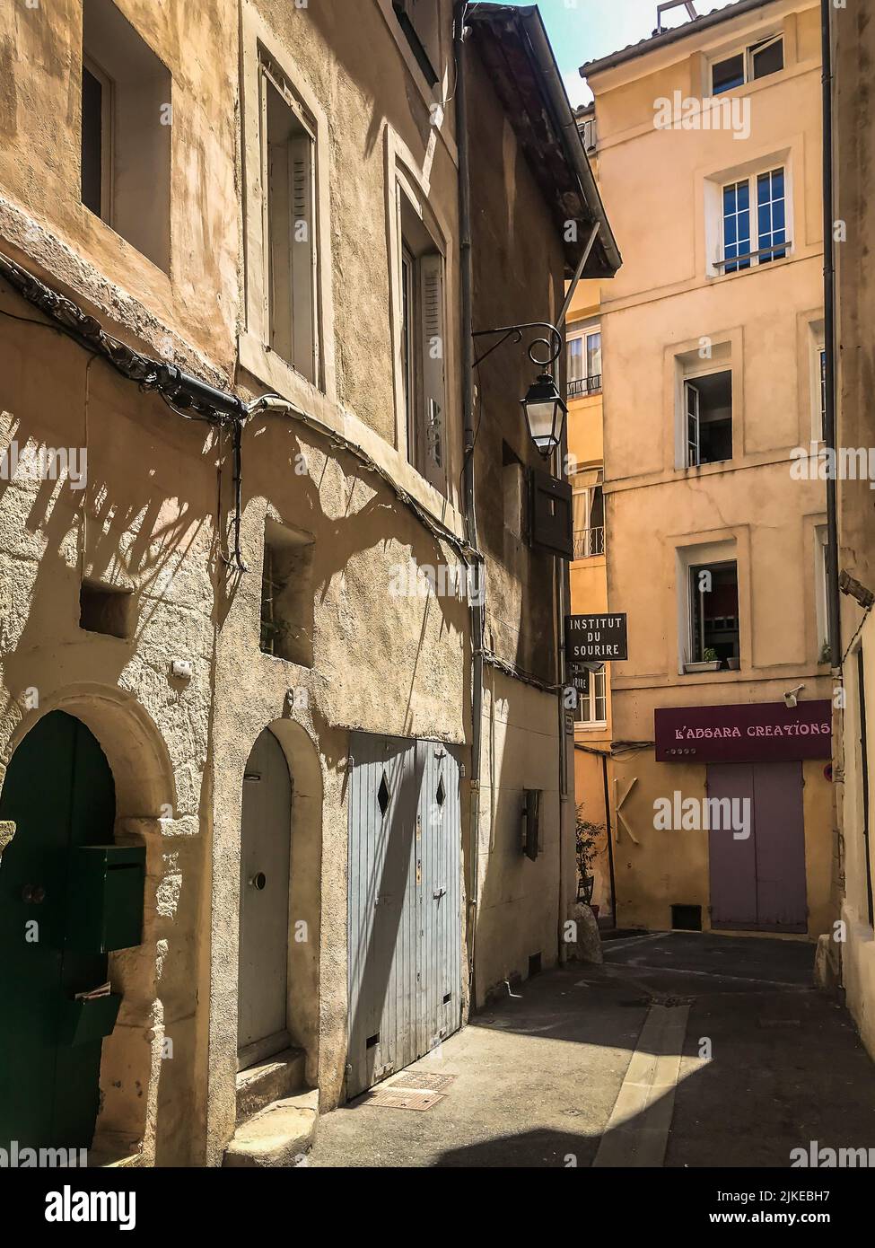 AIX-en-Provence, Francia, 2022 de mayo, vista de la calle Buscaille en Provenza Foto de stock