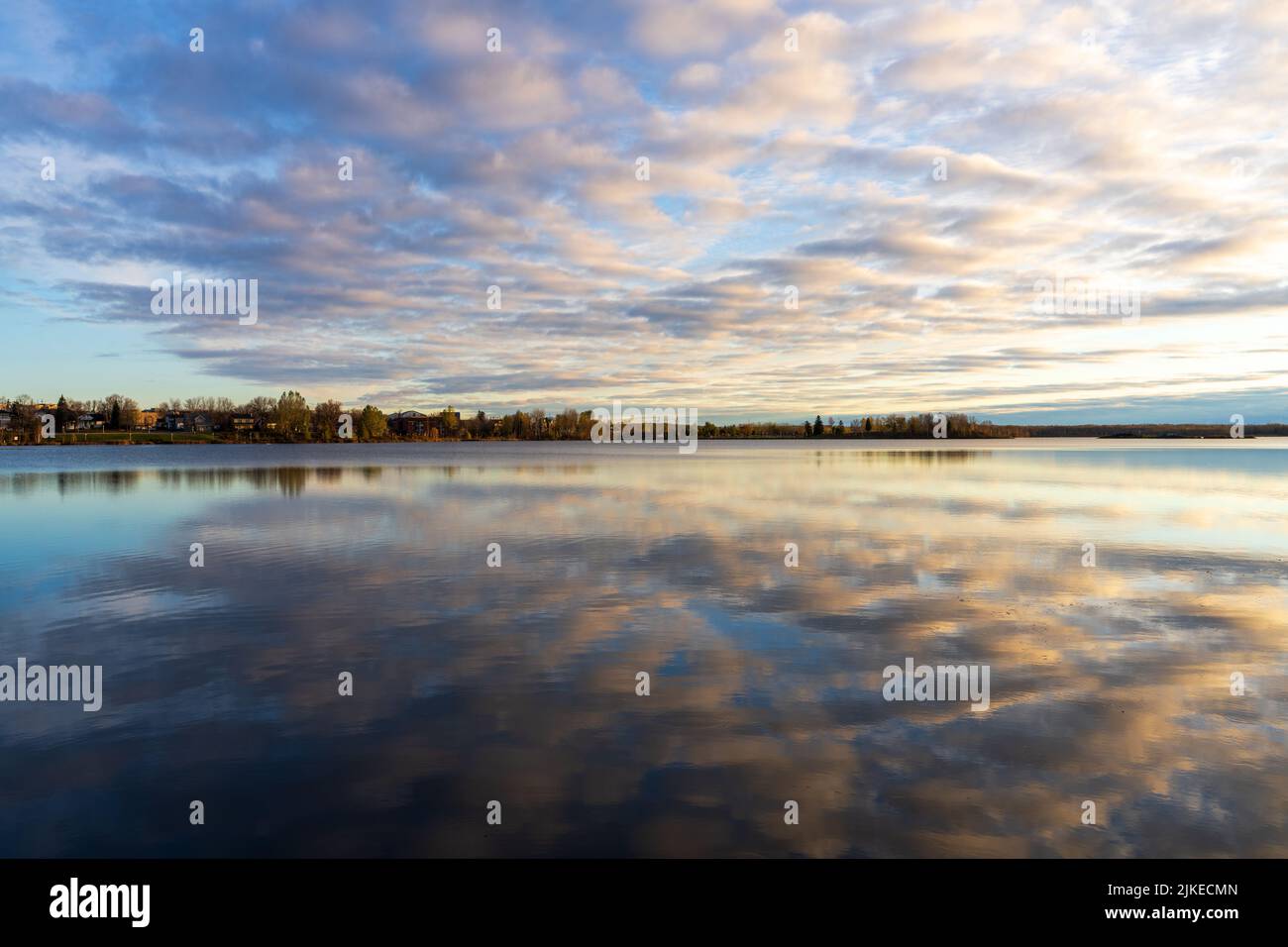 Osisko Lake a la puesta del sol. Hermoso reflejo como un espejo. Paisaje de Rouyn-Noranda, Abitibi-Temiscamingue, Quebec, Canadá. Foto de stock