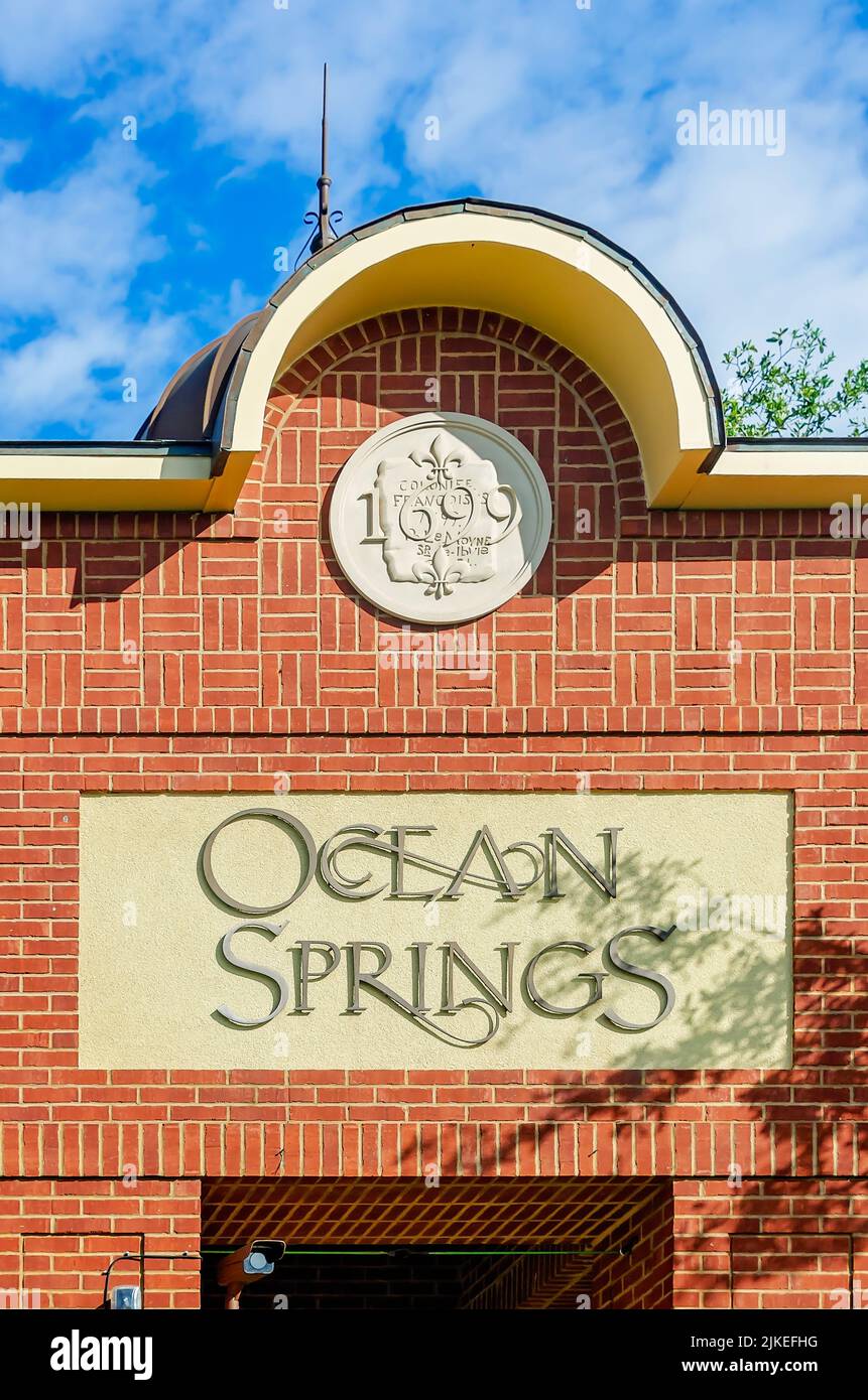 El cartel de bienvenida de Ocean Springs está en la esquina de la Highway 90 y Washington Avenue, el 31 de julio de 2022, en Ocean Springs, Mississippi. Foto de stock
