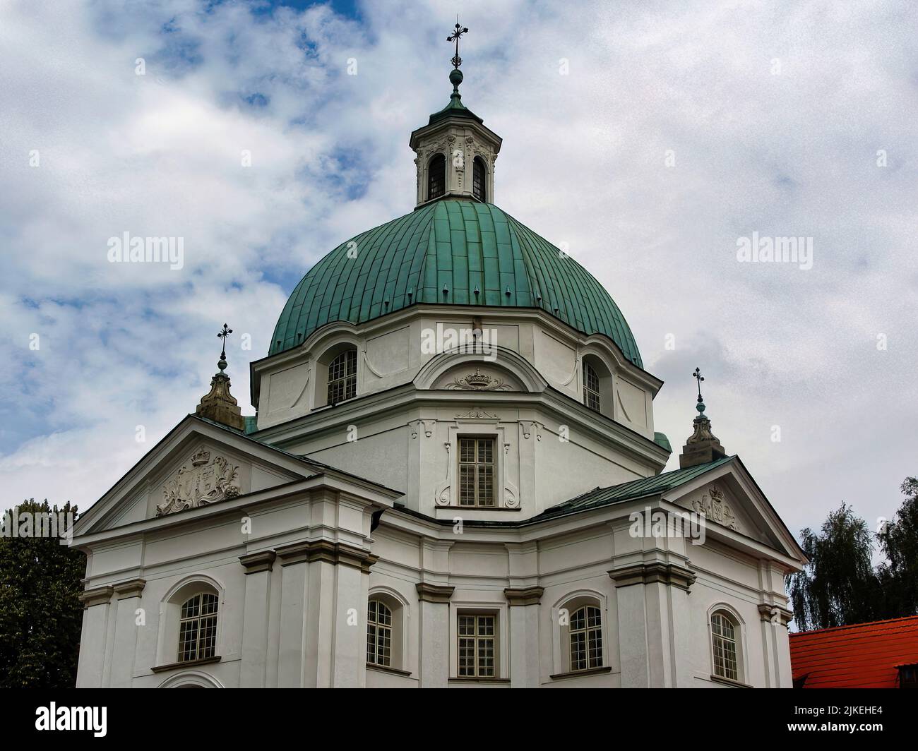 Varsovia, la capital de Polonia, con una arquitectura que va desde iglesias góticas y edificios neoclásicos hasta bloques de la era soviética y rascacielos modernos. Foto de stock