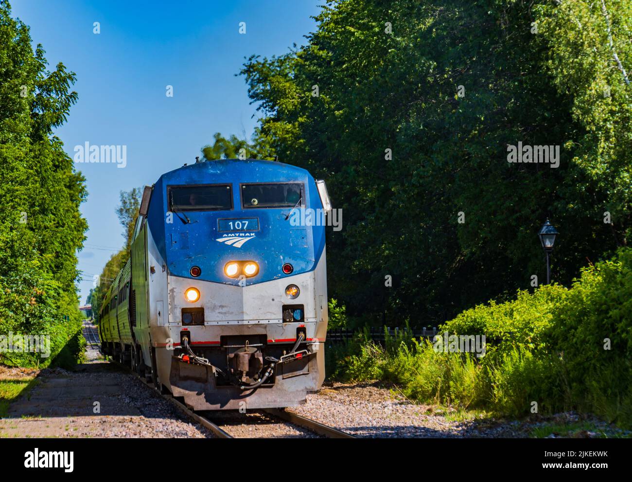 tren llegando a la estación en un pueblo de Vermont Foto de stock