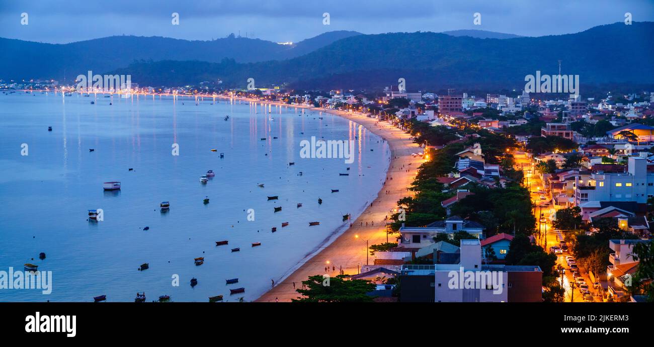 Vista nocturna de Praia do Canto Grande en Bombinhas, Brasil Foto de stock
