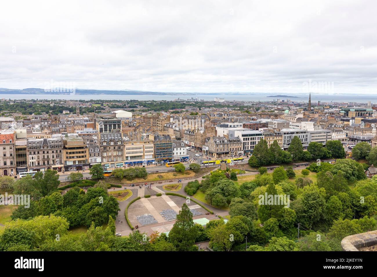 Centro de la ciudad de Edimburgo vista desde el castillo de Edimburgo en un día de verano de 2022, paisaje urbano y horizonte de Edimburgo, Escocia, Reino Unido Foto de stock