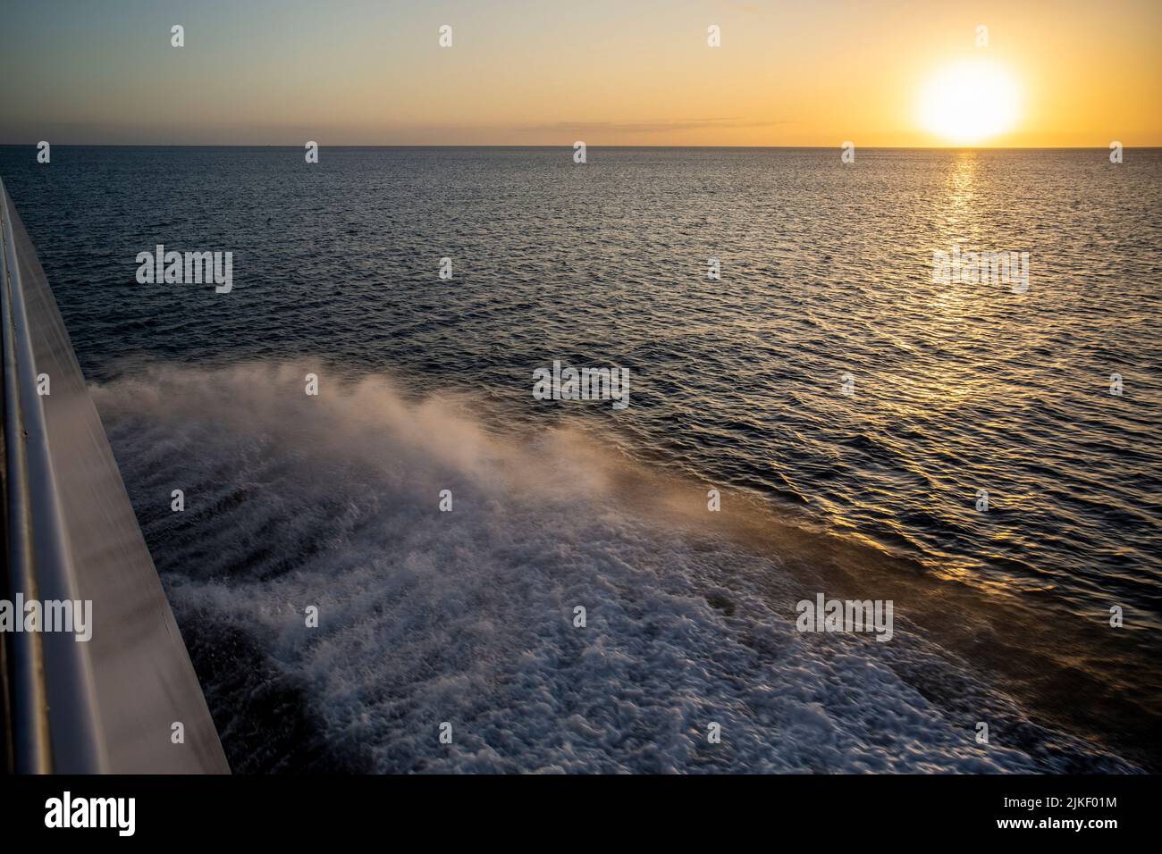 Impresionante puesta de sol sobre el océano desde un barco en la bahía entre Fraser Island y el continente, Australia Foto de stock