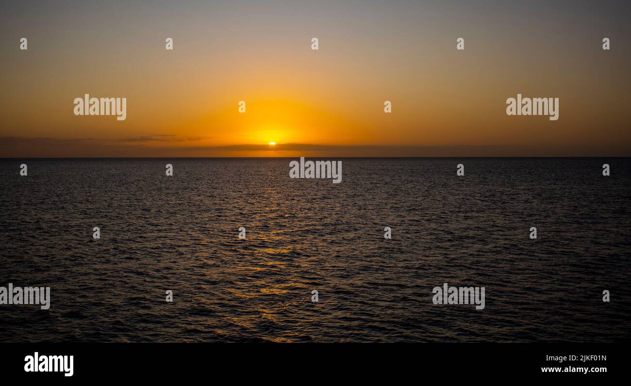 Impresionante puesta de sol sobre el océano desde la bahía entre Fraser Island y el continente, Australia Foto de stock