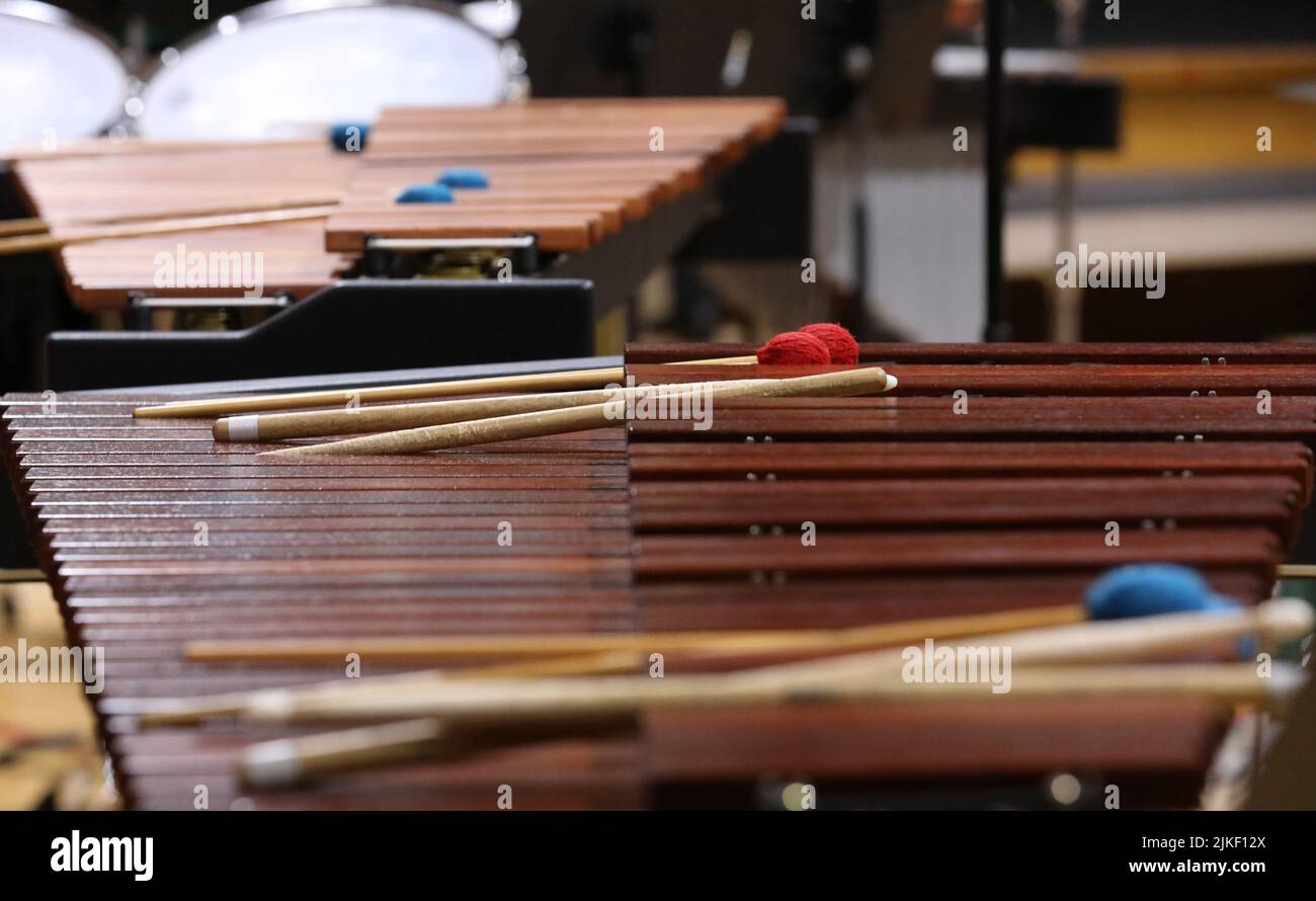 Un primer plano de un xilófono o marimba que muestra las tablillas de madera afinadas y los mallets utilizados para hacer el sonido. Música, percusión y concepto orquestal. Foto de stock