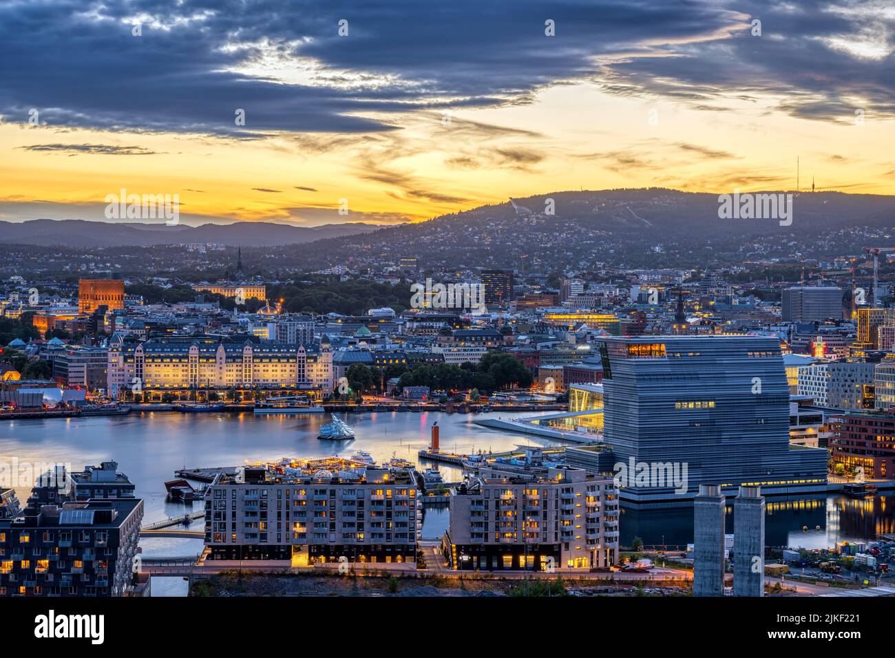 Vista de Oslo en Noruega después de la puesta del sol Foto de stock