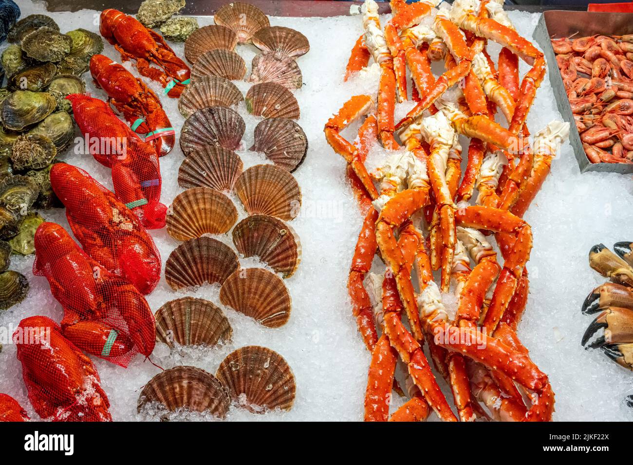 Langostas, cangrejos y mariscos a la venta en el mercado de pescado de Bergen, Noruega Foto de stock
