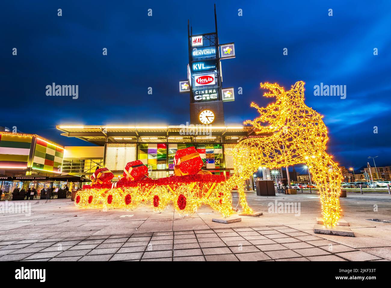 Brasov, Rumania - Diciembre 2020: Decoración del Mercado de Navidad en el Centro Comercial Coresi, el centro comercial más grande de Transilvania, destino de viajes de invierno. Foto de stock