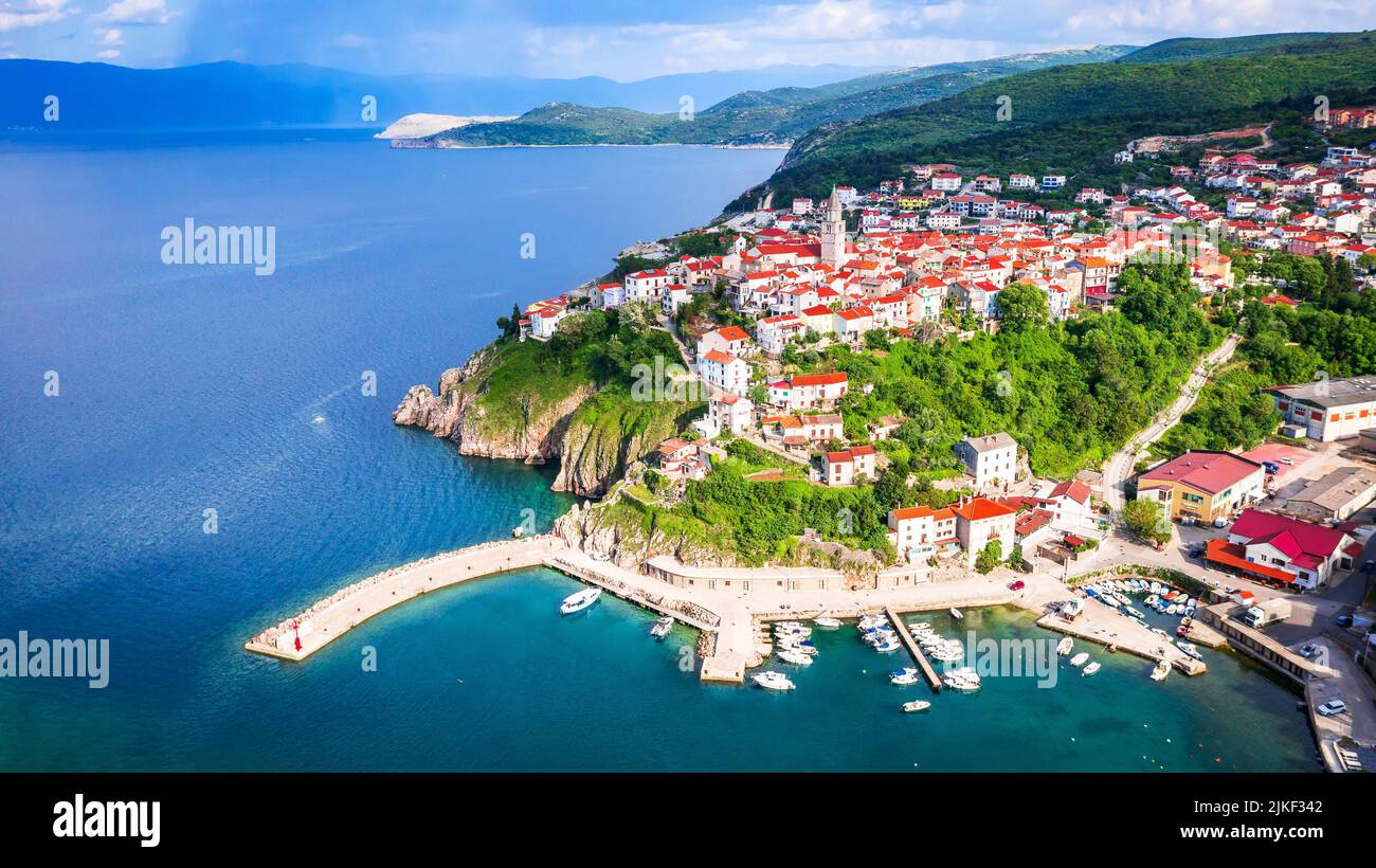 Krk, Croacia. Breathtakingdrone vista del pueblo Vrbnik, paisaje marino de verano en el Adriático. Hermoso concepto de viaje de fondo del Mar Mediterráneo. Foto de stock