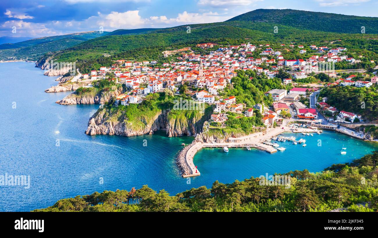 Krk, Croacia. Breathtakingdrone vista del pueblo Vrbnik, paisaje marino de verano en el Adriático. Hermoso concepto de viaje de fondo del Mar Mediterráneo. Foto de stock