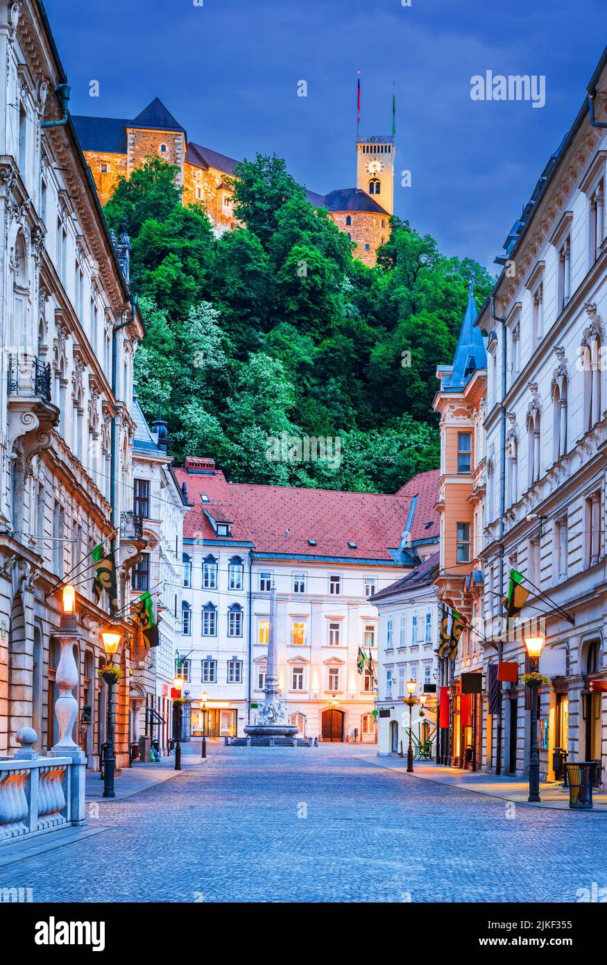 Liubliana. Hermosas ciudades de Europa - encantadora, capital de Eslovenia vista del centro, castillo. Foto de stock