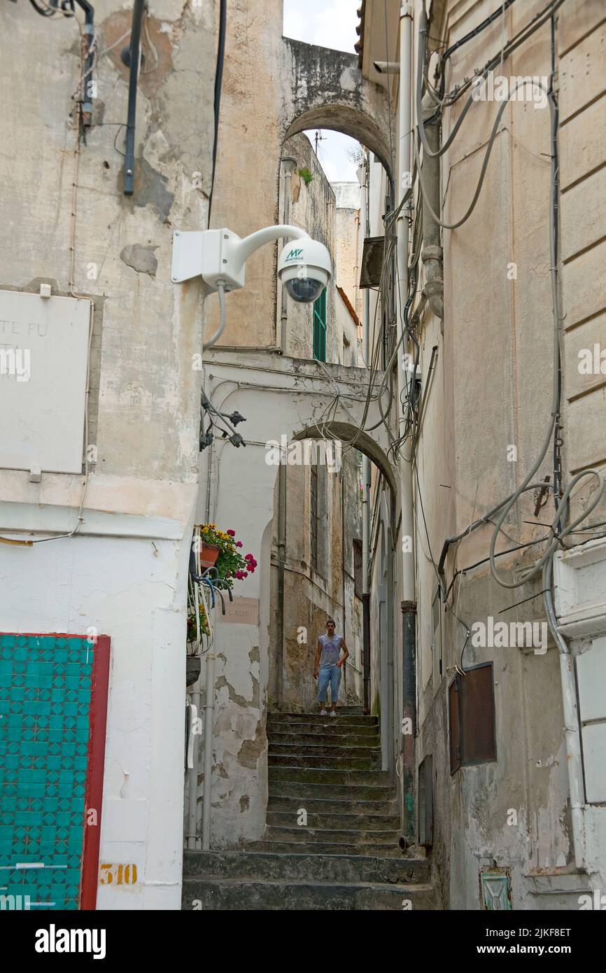 Cámara de observación en un callejón en el casco antiguo de Positano, costa de Amalfi, Patrimonio de la Humanidad de la UNESCO, Campania, Italia, Mar Mediterráneo, Europa Foto de stock