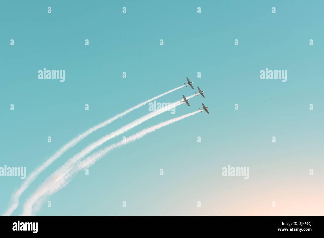 El equipo aerobio vuela suavemente en aviones de motor ligero turbopropulsor en el aire Foto de stock