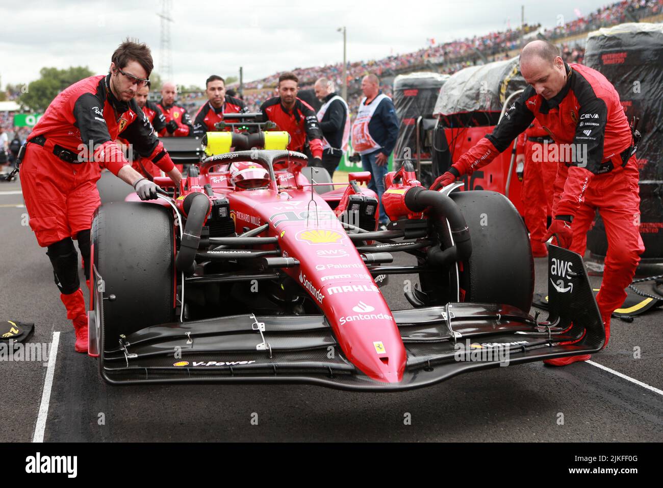 El coche de Charles Leclerc de la Scuderia Ferrari en la parrilla de salida  antes del Gran Premio de Hungría de F1 en Hungaroring el 31 de julio de  2022 Mogyorod, Hungría