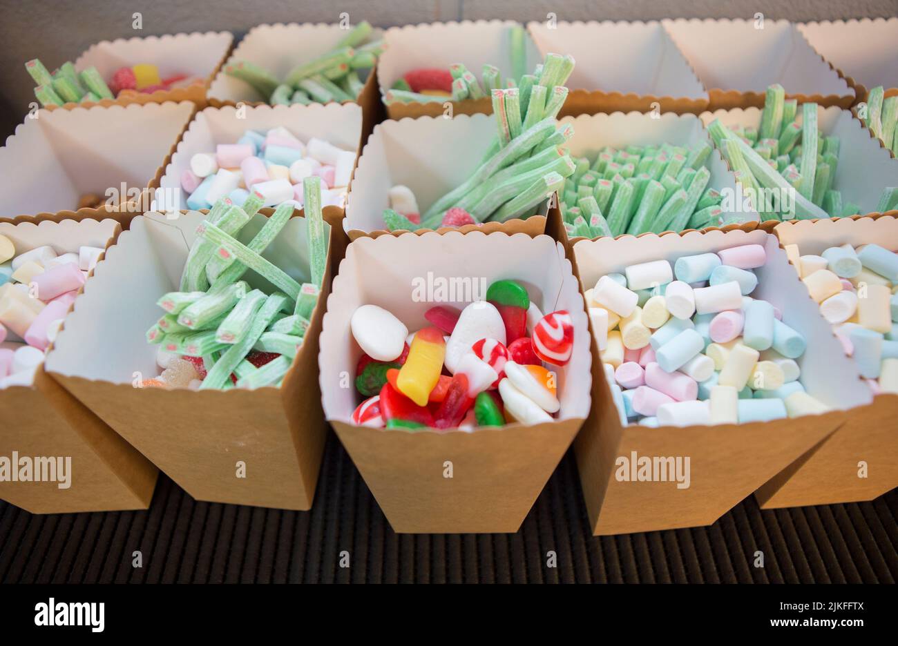 Cestas de cartón llenas de dulces y ensaladas. Bufé de caramelos o bar de caramelos para celebraciones Foto de stock