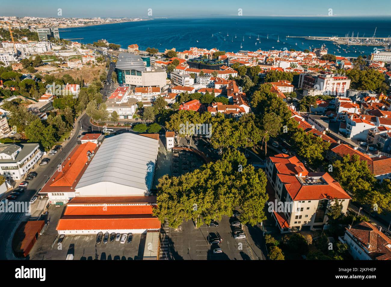 Vista aérea del Mercado de Cascais, también conocido como Mercado da Vila en Cascais, Portugal, con la bahía visible al fondo Foto de stock