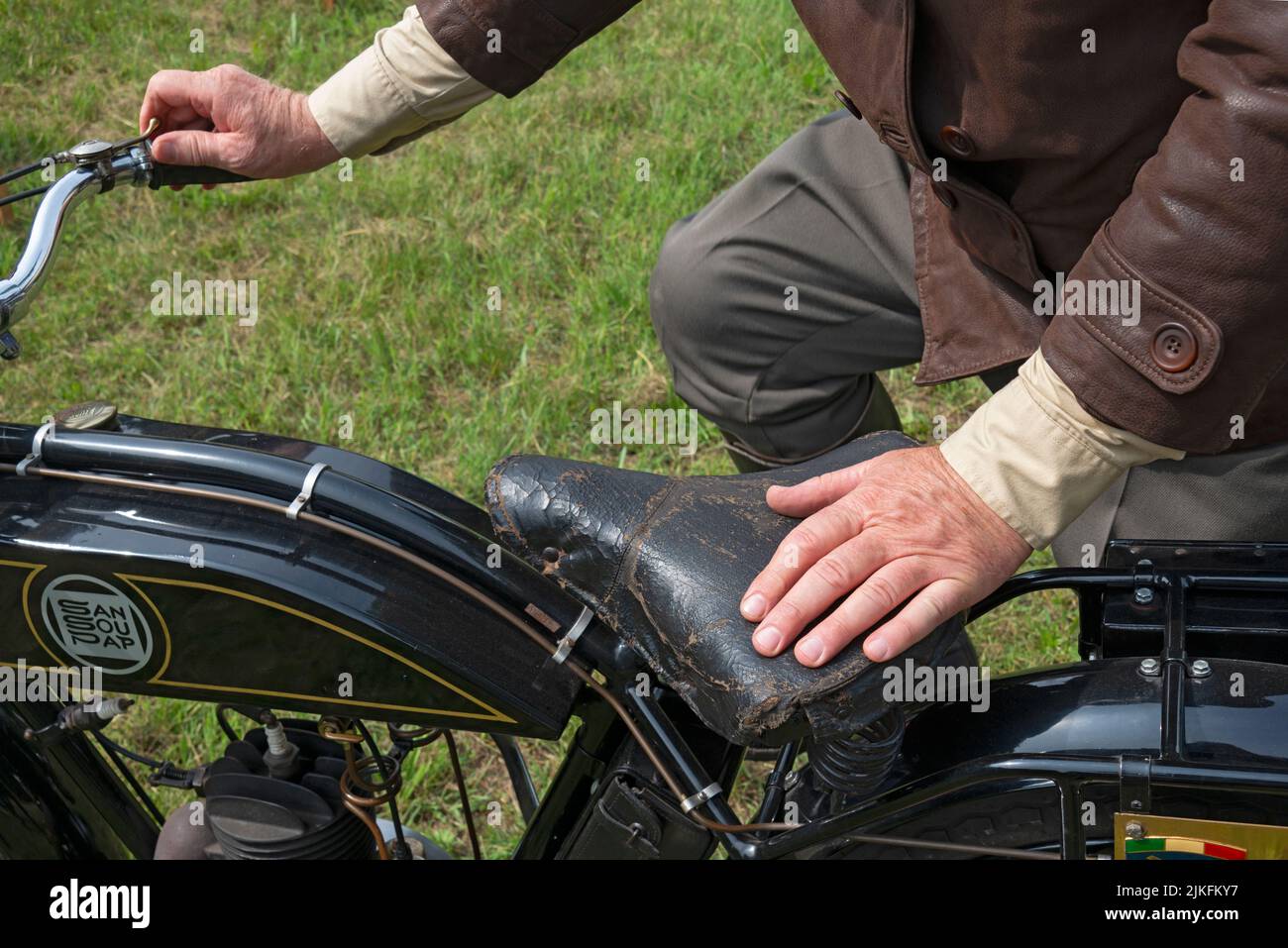 Motociclista sosteniendo manillar Vintage Foto de stock