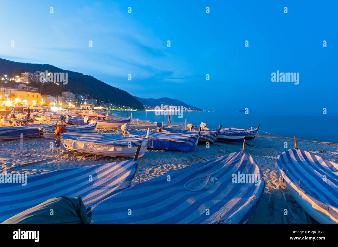 Italia, Liguria, Laigueglia, barcos de pesca en la playa Foto de stock