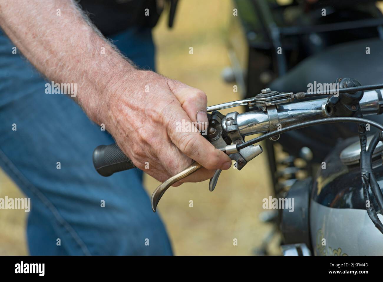 Motociclista sosteniendo manillar vintage Foto de stock