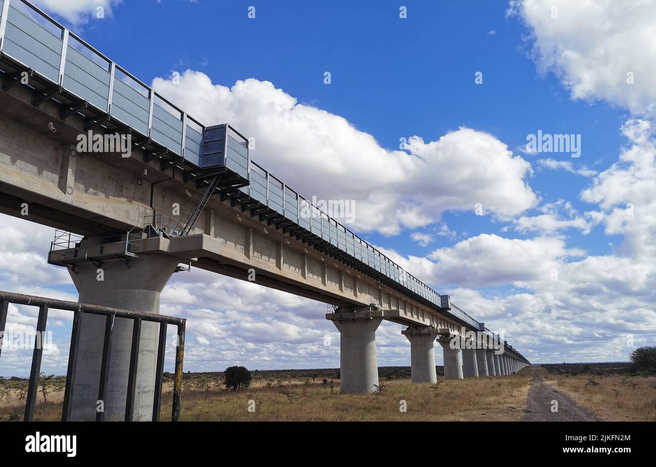 (220802) -- NAIROBI, 2 de agosto de 2022 (Xinhua) -- Foto tomada el 20 de julio de 2022 muestra el Puente Súper Mayor del Parque Nacional Nairobi equipado con deflectores de ruido en Nairobi, Kenia. El ferrocarril de vía estándar Mombasa-Nairobi (SGR), construido por China, acaba de celebrar su quinto aniversario de operaciones seguras. El ferrocarril Mombasa-Nairobi pasa por reservas naturales como el Parque Nacional Nairobi y el Parque Nacional Tsavo. Con el fin de reducir el impacto sobre el medio ambiente, se han tomado una serie de medidas durante el diseño y construcción del ferrocarril, como evitar los manglares, que ayudan a k Foto de stock