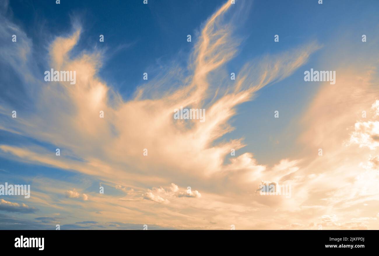 espectaculares y hermosas nubes en el cielo Foto de stock