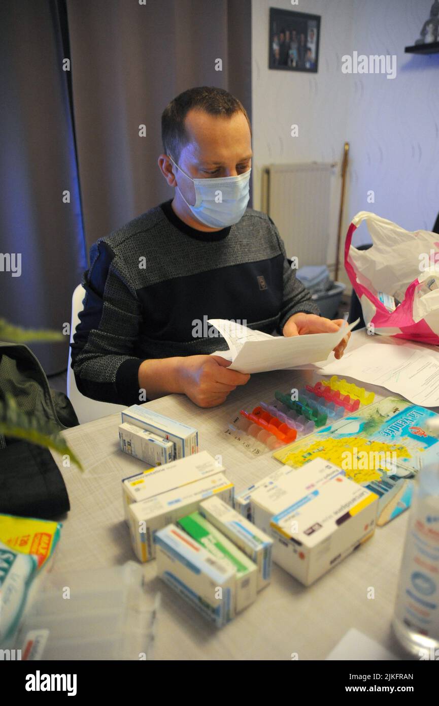 Una enfermera privada prepara una caja de píldoras en el hogar del paciente. Foto de stock