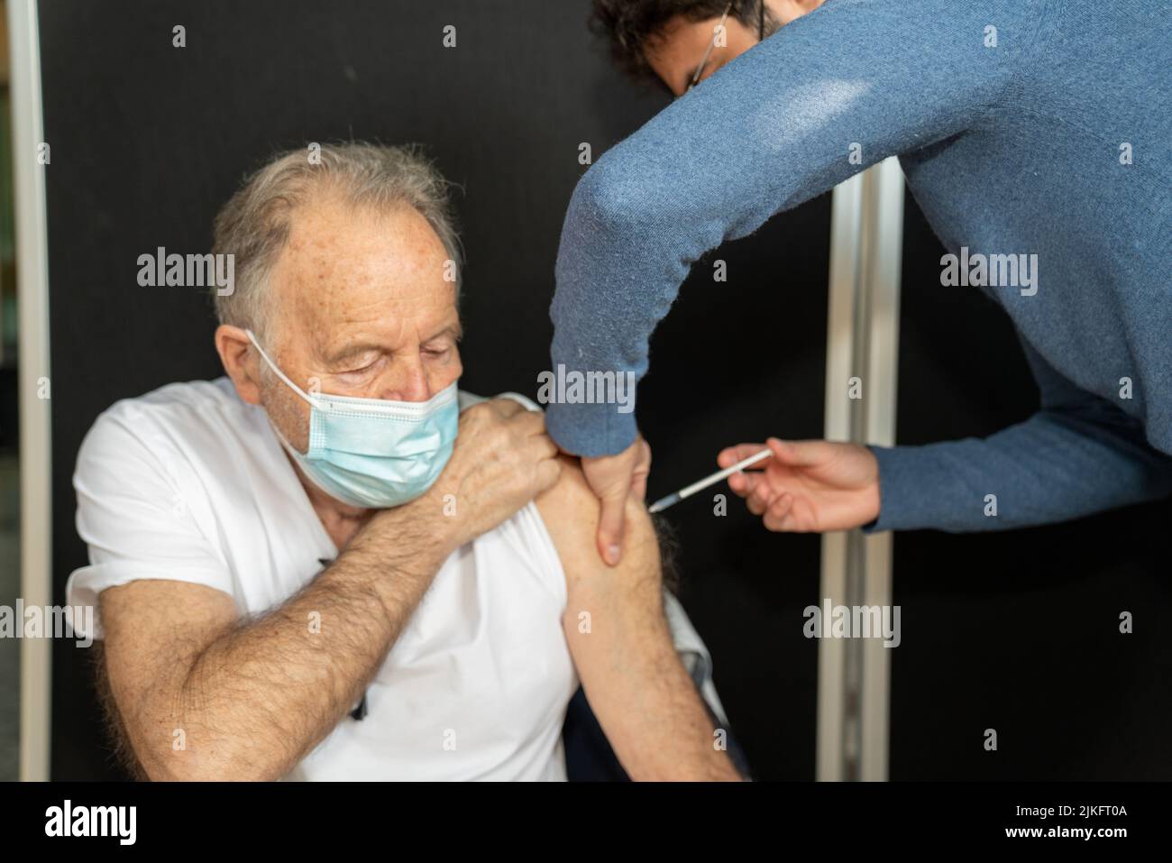 Vacuna Covid 19 para personas mayores en un centro de vacunación en Francia. Foto de stock