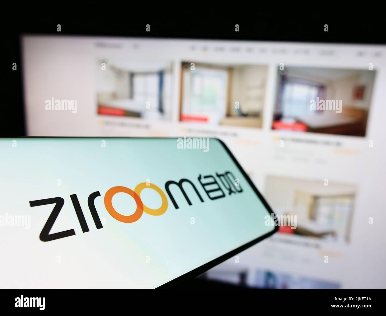 Smartphone con el logotipo de la empresa inmobiliaria china Ziroom en la pantalla delante del sitio web de negocios. Enfoque en la parte izquierda de la pantalla del teléfono. Foto de stock