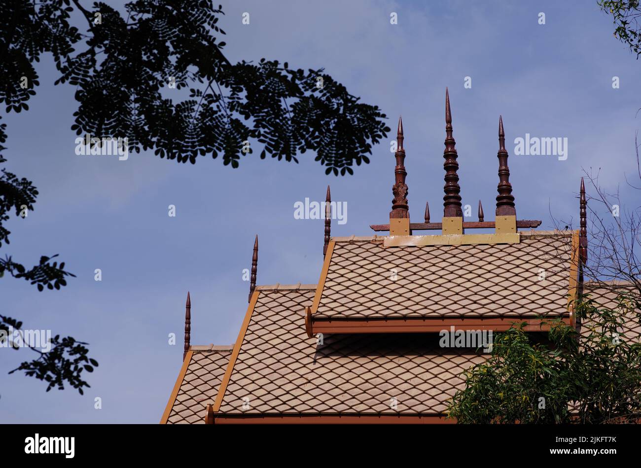 El techo de tejas de un templo en el sudeste asiático Foto de stock