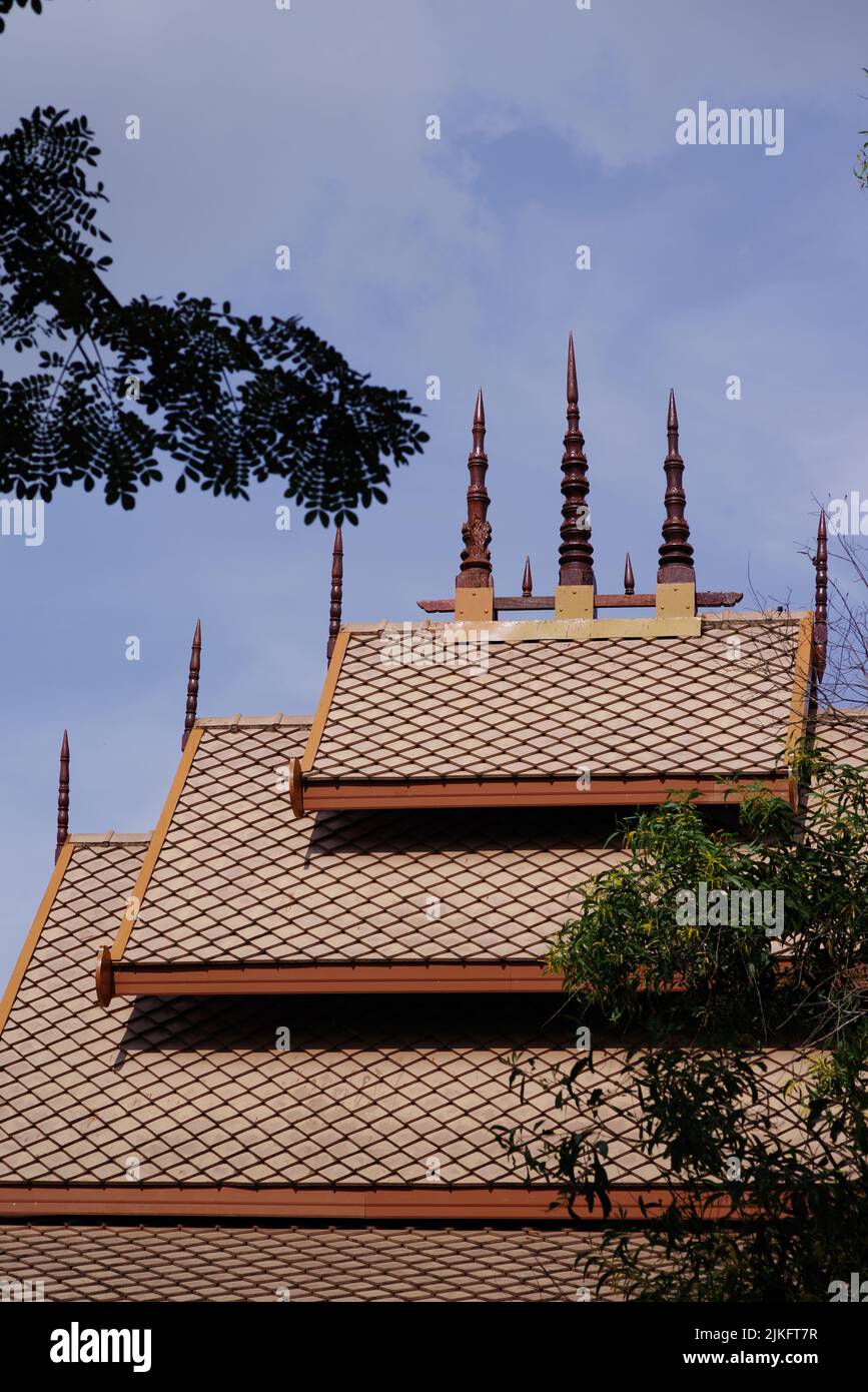 El techo de tejas de un templo en el sudeste asiático Foto de stock