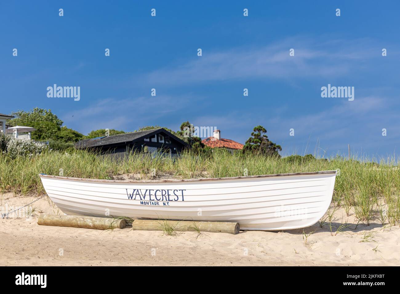 Antiguo barco en la playa en el Wavecrest Resort en Montauk Foto de stock