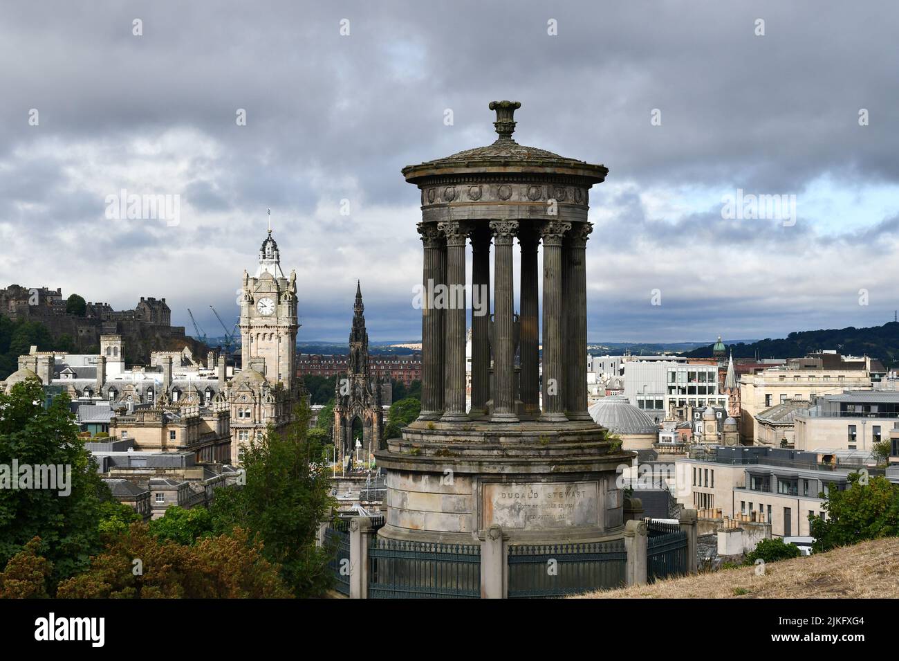 Edimburgo, Escocia, Reino Unido 02 de agosto de 2022. Vistas generales de la ciudad desde Calton Hill a medida que se acercan los Festivales de Edimburgo de este año. Crédito sst/alamy live news Foto de stock