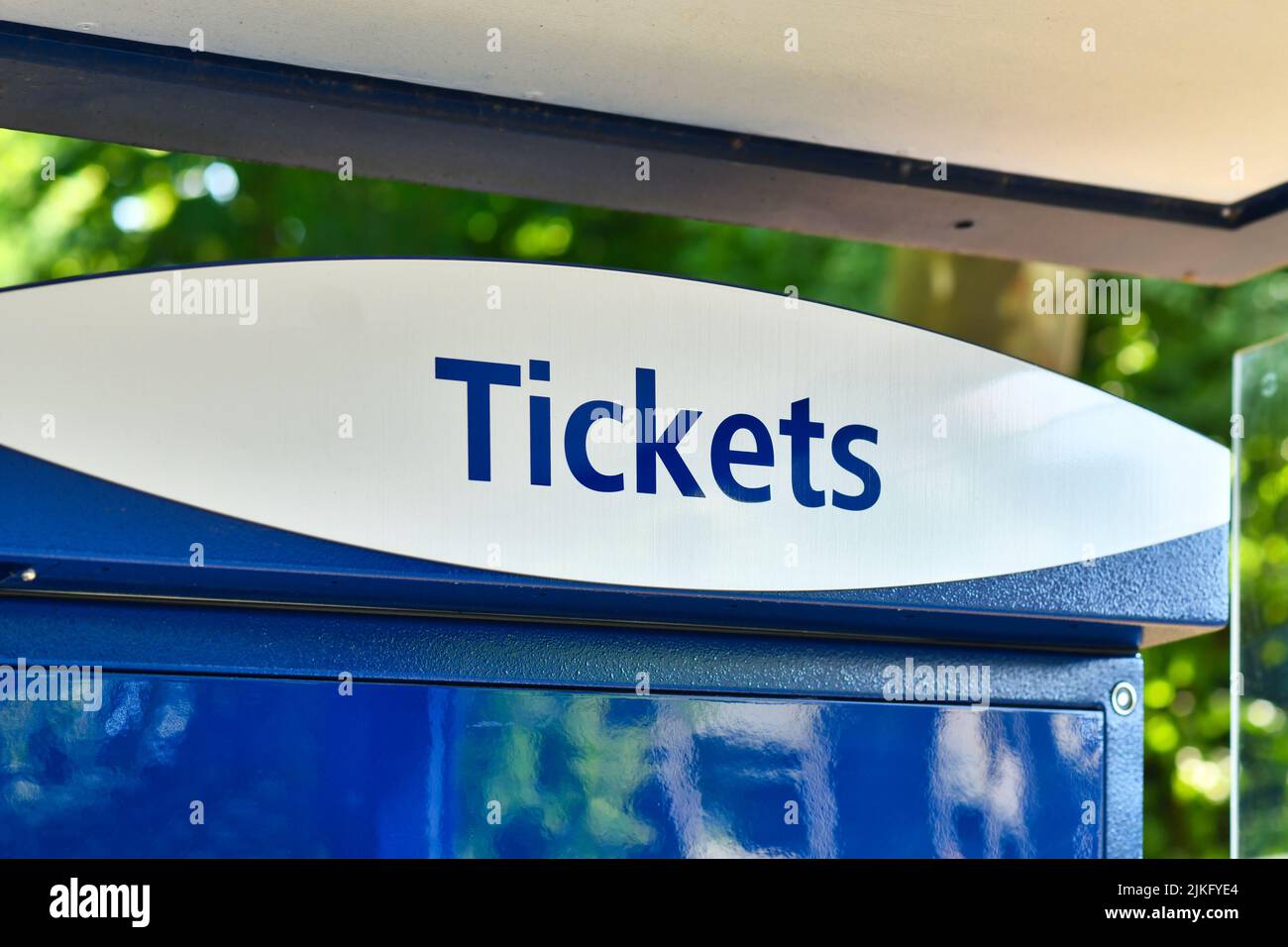 Word 'Ticket' en la máquina de boletos de transporte público Foto de stock