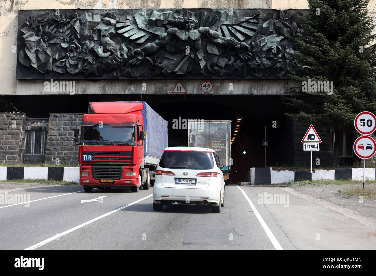 19.07.2018, Georgia, Adjaria, Batumi - Coche y camión frente a un túnel. 00S180719D032CAROEX.JPG [VERSIÓN DE MODELO: NO, VERSIÓN DE PROPIEDAD: NO (c) caro i Foto de stock