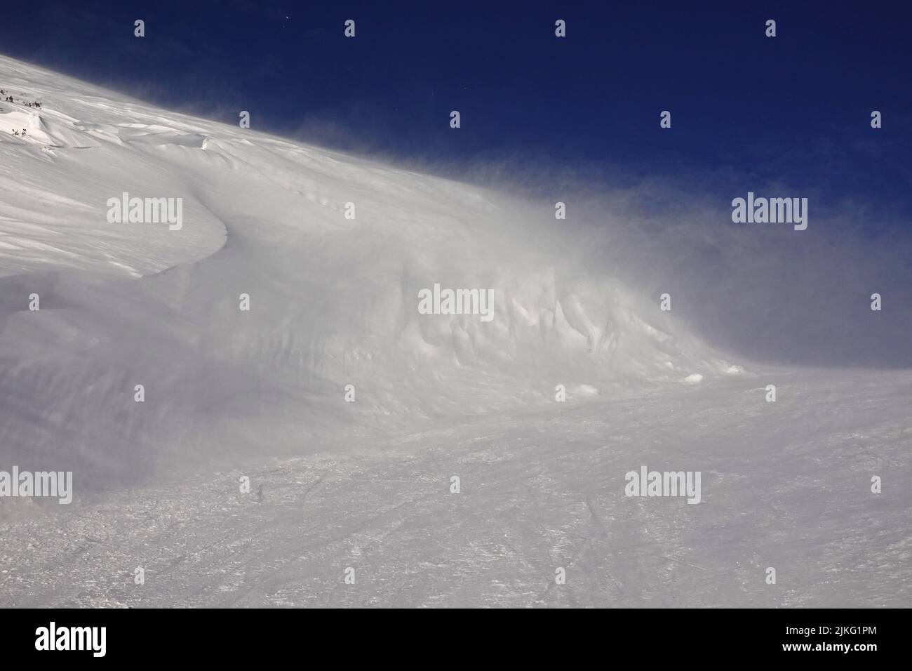29.01.2022, Austria, Alta Austria, Obertraun - La nieve deriva en una ladera de montaña. 00S220129D103CAROEX.JPG [VERSIÓN DE MODELO: NO, PUBLICACIÓN DE PROPIEDAD: NO (C) Foto de stock