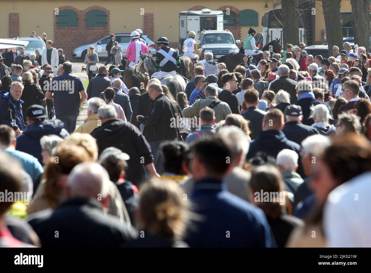 23.04.2022, Alemania, Sajonia-Anhalt, Magdeburg - multitud en el hipódromo en el Herrenkrug. 00S220423D379CAROEX.JPG [MODEL RELEASE: NO, RELEAS DE PROPIEDAD Foto de stock