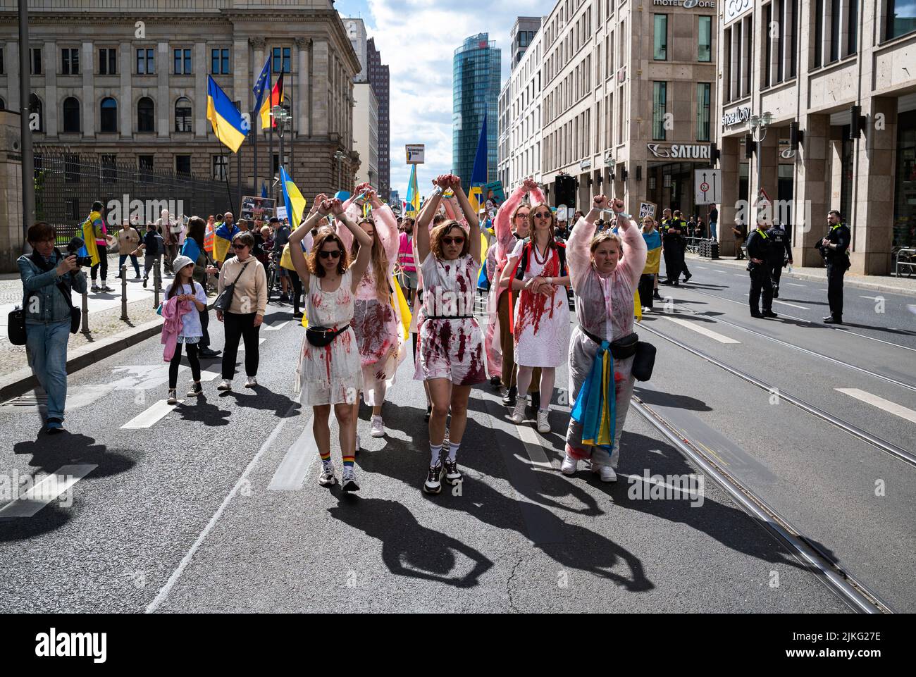 22.05.2022, Alemania, Berlín, Berlín - Europa - Una procesión de protesta de varios cientos de ucranianos, refugiados, activistas y partidarios marcha por Lei Foto de stock