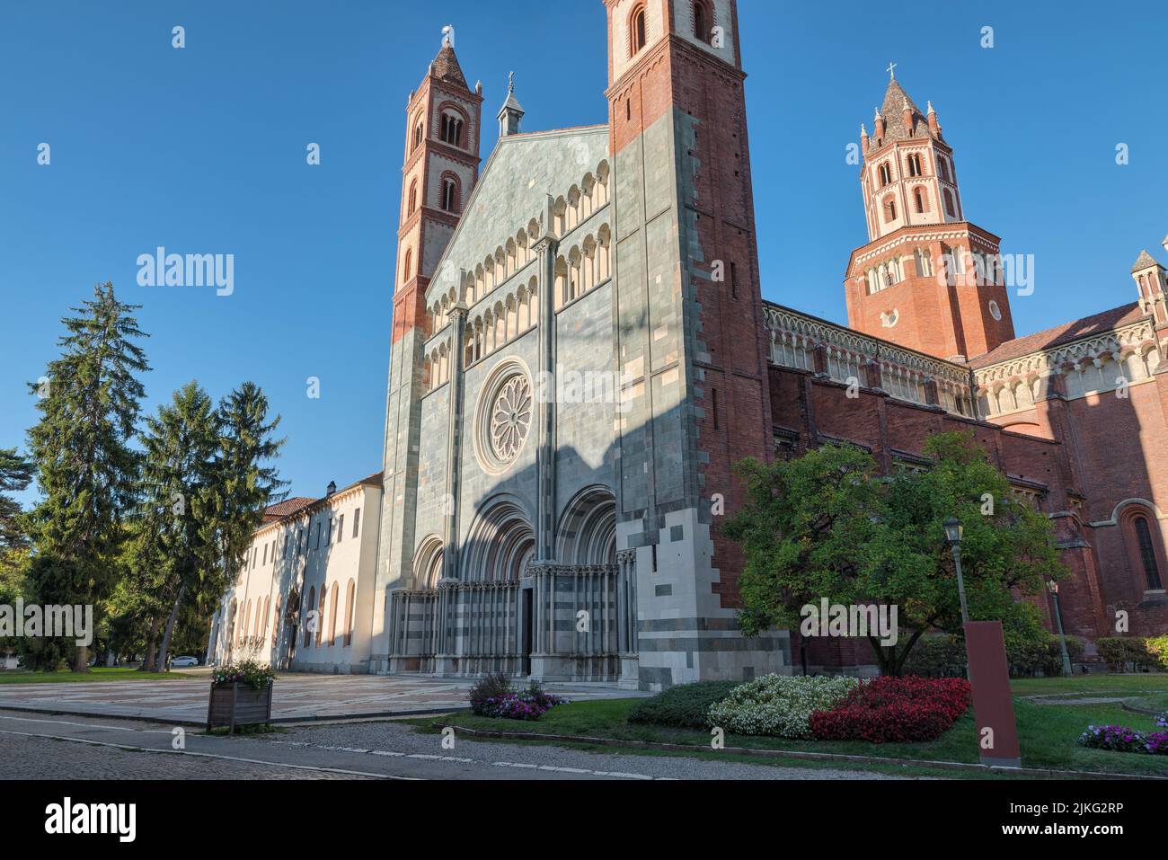 Preciosa abadía. Vercelli, Italia. Etapa de la Vía Francigena Foto de stock