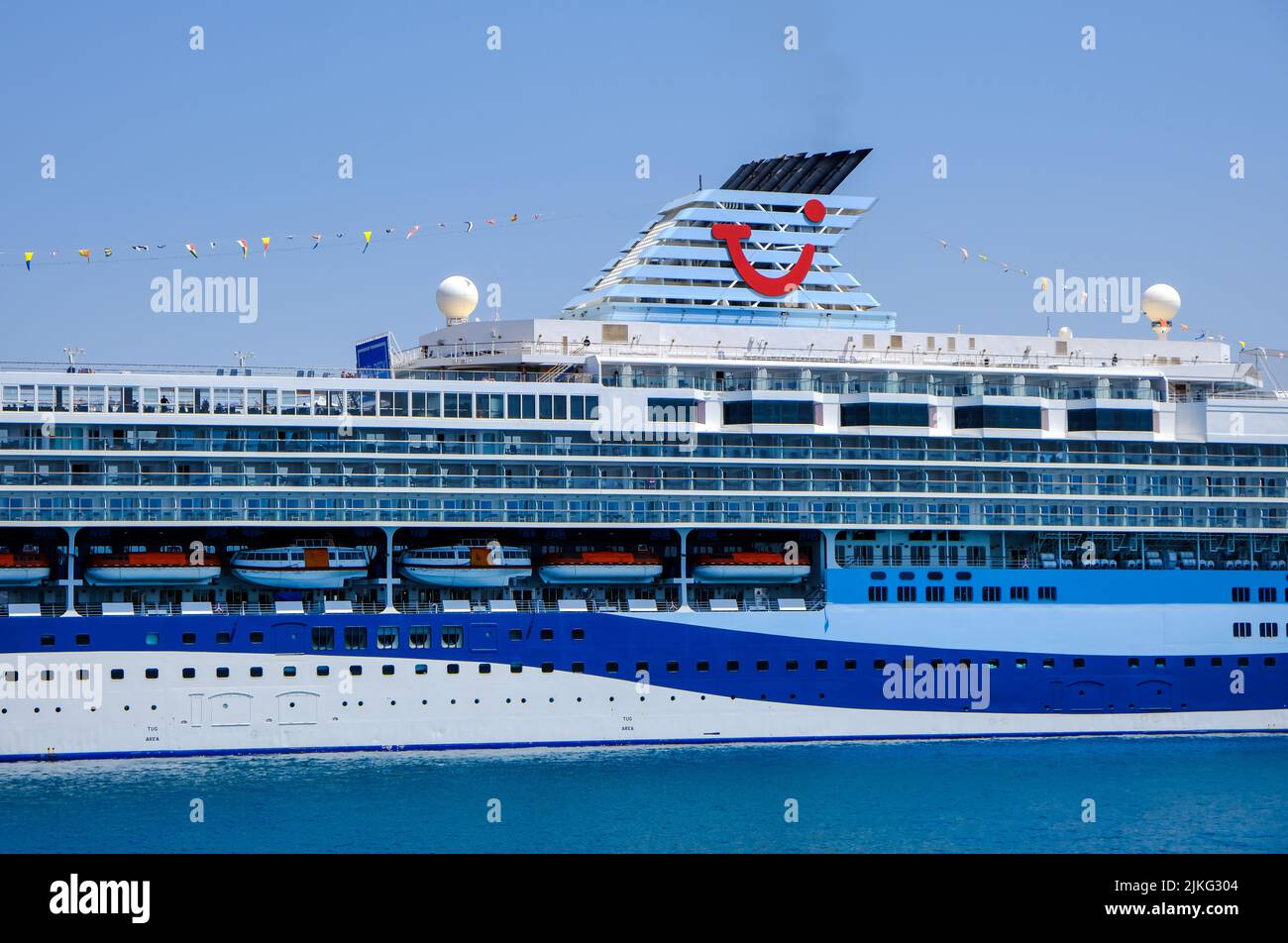01.07.2022, Grecia, Corfú, Corfú - El crucero Marella Explorer de TUI está amarrado en el puerto de Corfú. El barco de 262 metros de largo tiene una masa de 9.900 toneladas. Foto de stock