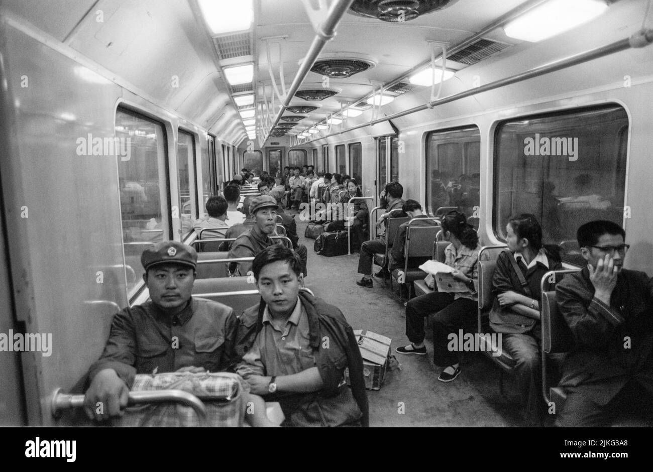 KINA BEIJING el metro en la capital con los viajeros Foto de stock