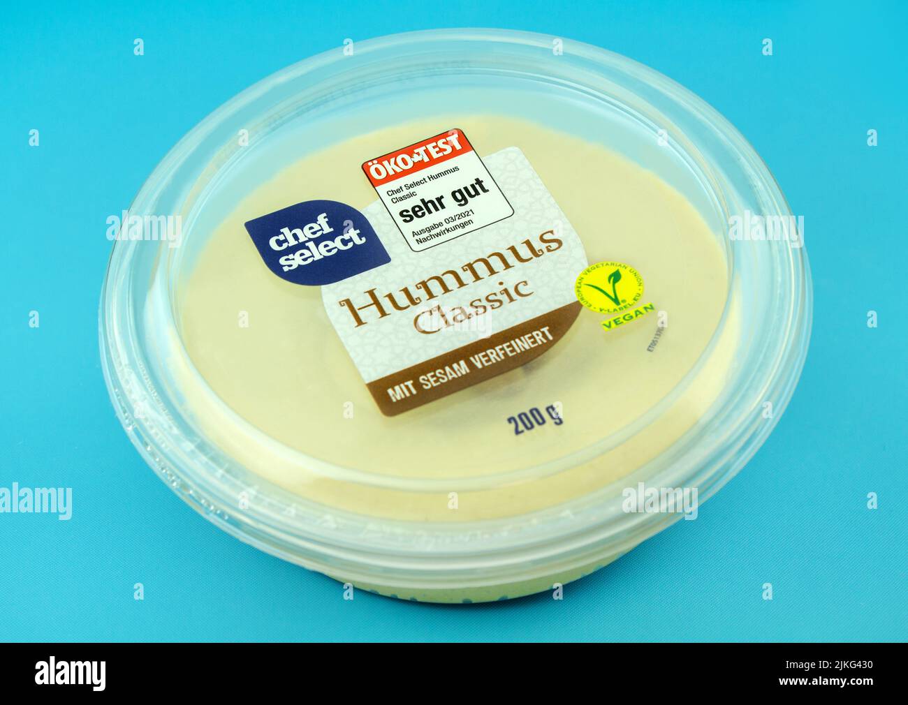 Hamburgo, GermHamburgo, Alemania - Julio 30 2022: Hummus clásico con etiqueta alemana sobre fondo azul Foto de stock