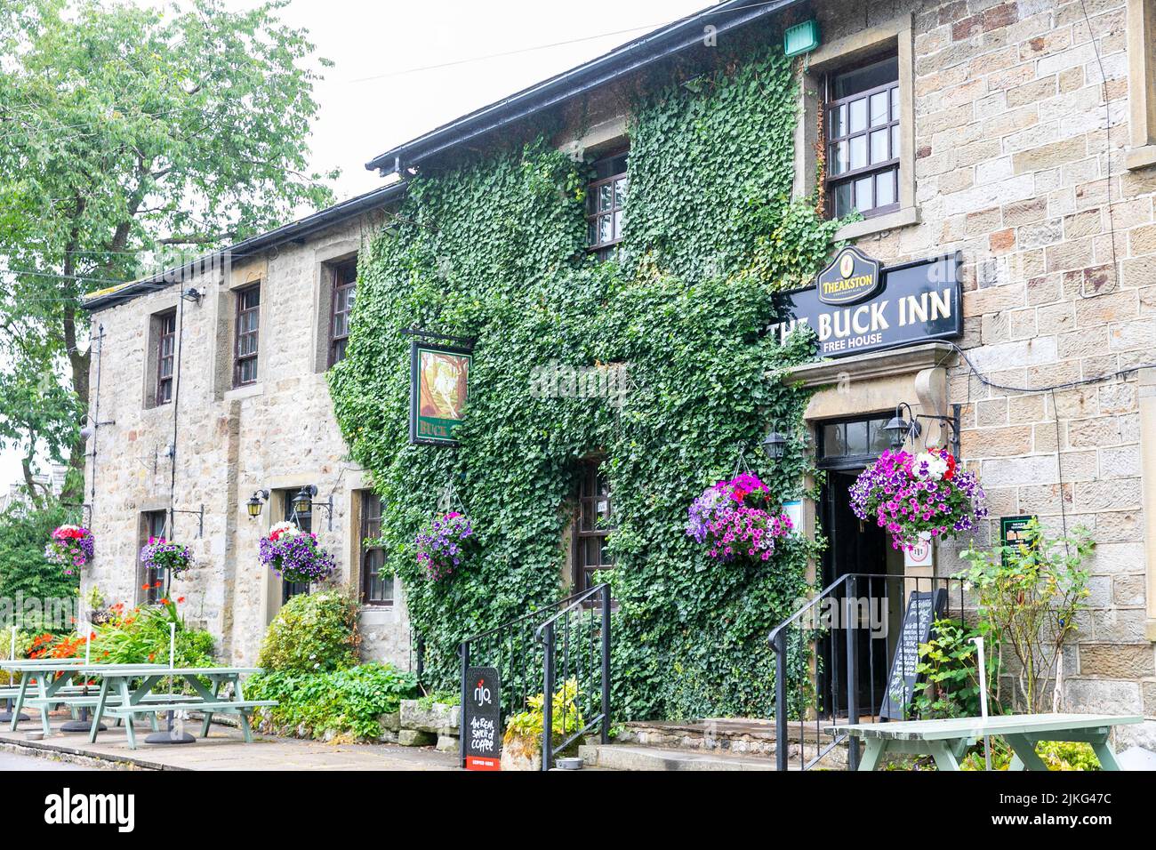 The Buck Inn pub y restaurante en el pueblo de Yorkshire Buckden, Yorkshire Dales, Inglaterra, Reino Unido, verano día 2022 Foto de stock