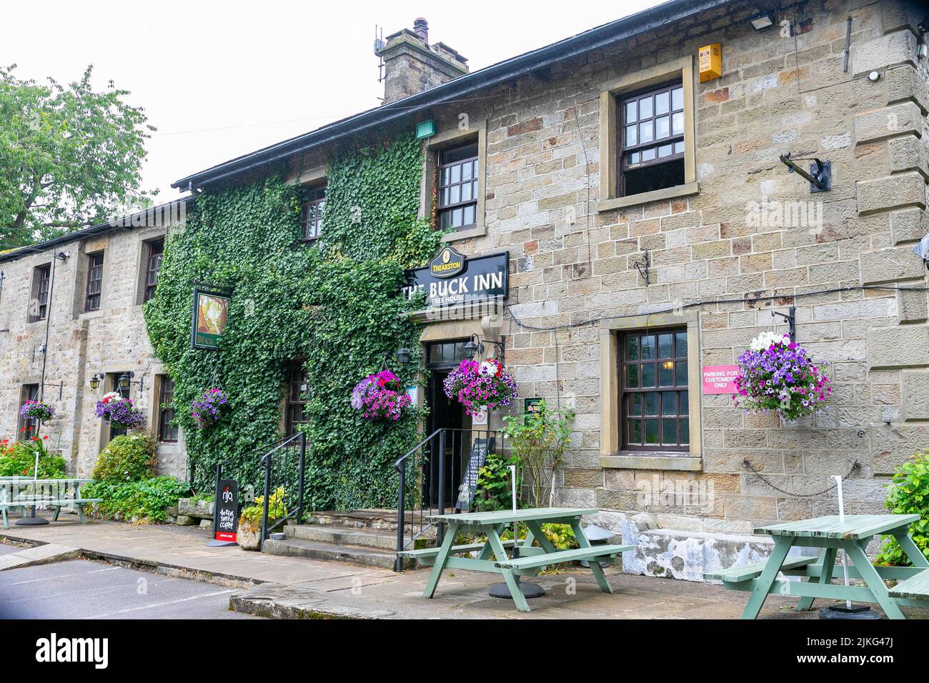 The Buck Inn pub y restaurante en el pueblo de Yorkshire Buckden, Yorkshire Dales, Inglaterra, Reino Unido, verano día 2022 Foto de stock