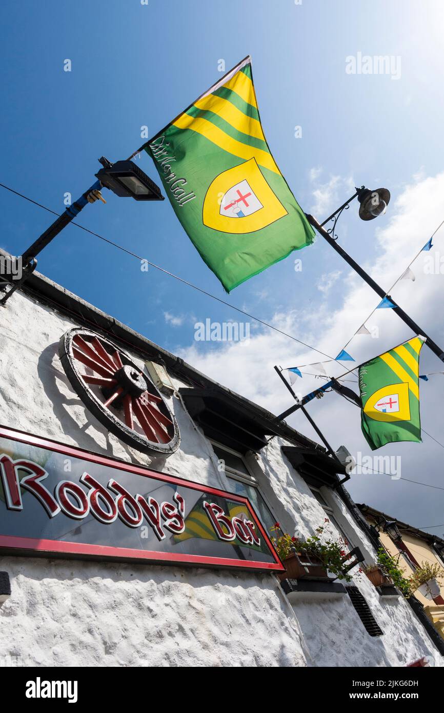 Banderas de Donegal vuelan fuera de Roddys Bar en Glenties, Condado de Donegal, Irlanda. Foto de stock