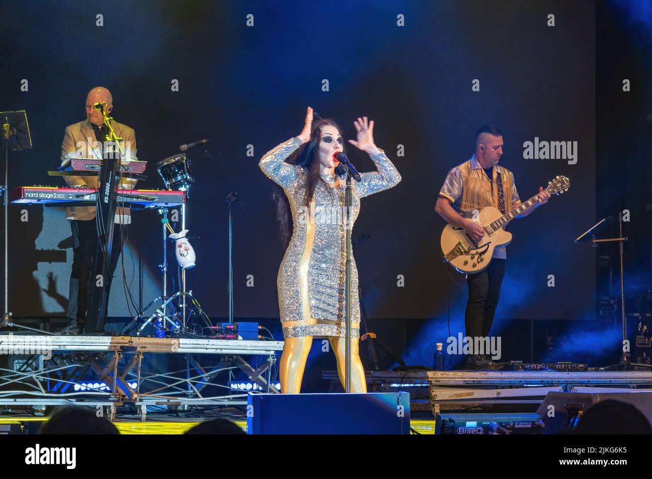 Huelva, España - 1 de agosto de 2022: El cantante Alaska (Olvido Gara Jova) con la banda Fangoria en un concierto en el festival colombiano de Huelva Foto de stock