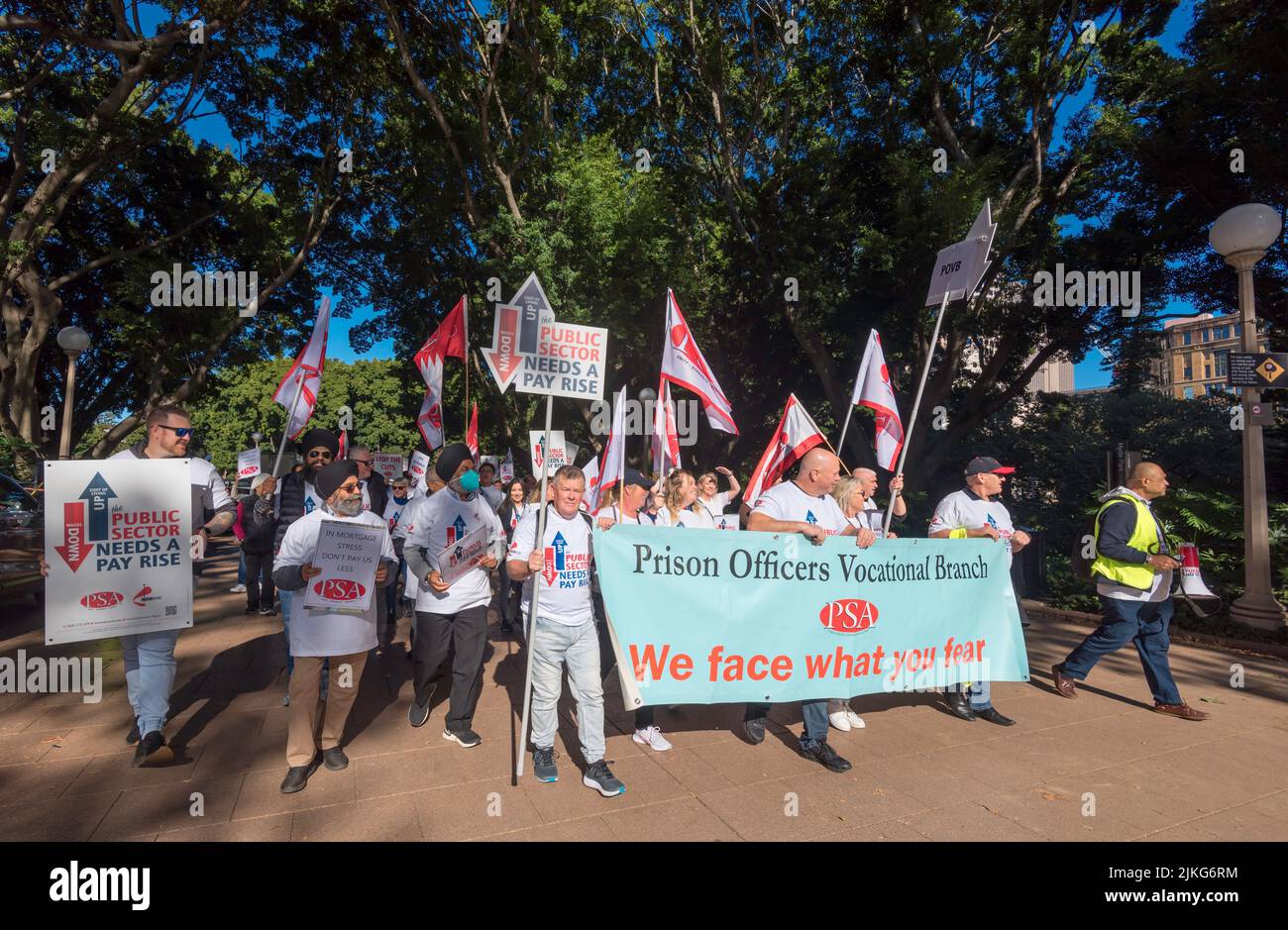 8th de junio de 2022, Sydney, Australia: Oficiales de Prisiones de Nueva Gales del Sur en una huelga de 24hr, marcharon en la Casa del Parlamento en Macquarie Street, Sydney Foto de stock