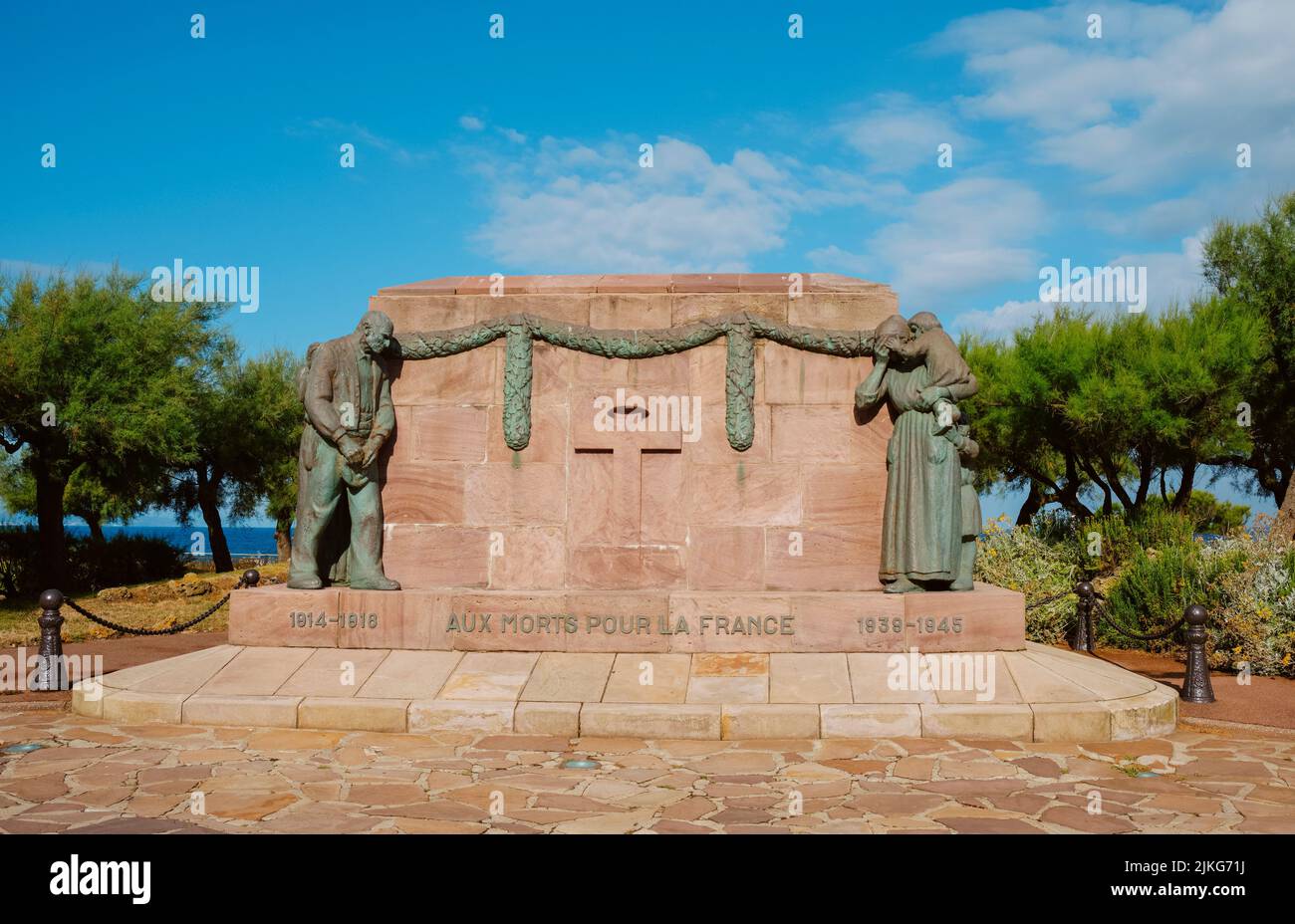Biarritz, Francia - 24 de junio de 2022: Una visión del Monumento a los Muertos para Francia, en la Esplanade du Port Vieux en Biarritz, Francia, en honor a la Foto de stock