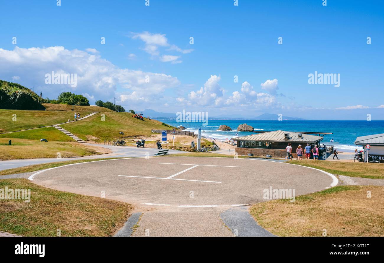 Biarritz, Francia - 24 de junio de 2022: Helipuerto en la playa Plage de Milady en Biarritz, Francia, y algunas personas caminando a la playa en un día de verano Foto de stock