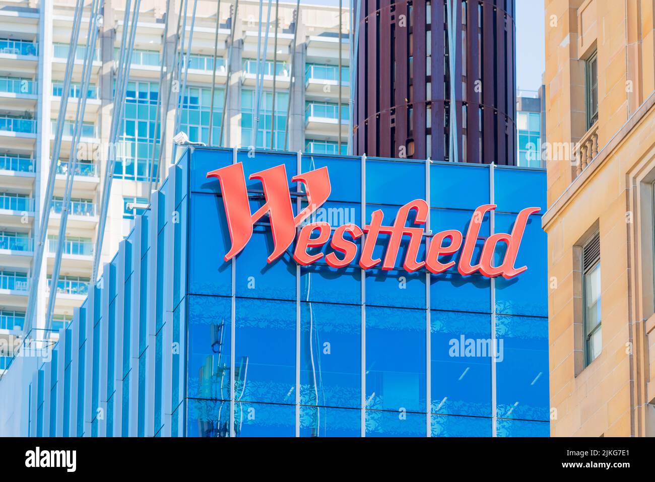 El logotipo del antiguo Westfield Group, ahora Scenter Group, en el lateral de su complejo comercial Sydney Tower en Sydney City, Australia Foto de stock